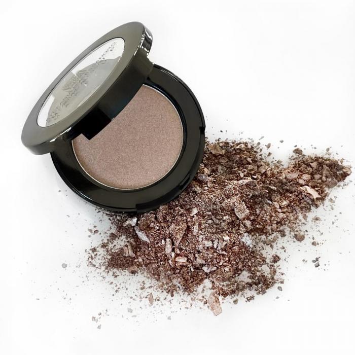 Ombretto Frosty Shade in compact case with spilled powder, ideal for professional and everyday use.