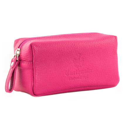 Borsello in pelle fuxia Carthusia, realizzato in vera pelle, con scompartimento zip e logo, dimensioni 16x8x6 cm.