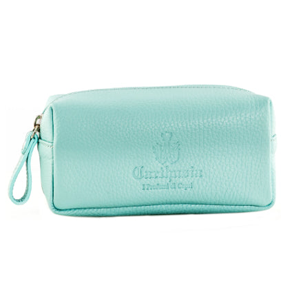 Borsello in pelle verde acqua, 100% made in Italy, con zip e logo Carthusia, dimensioni 16x8x6 cm.