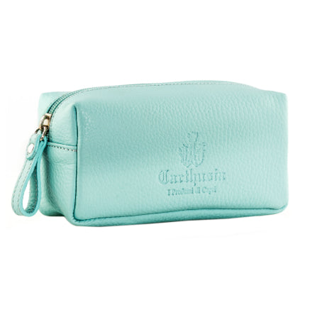 Borsello in pelle verde acqua Carthusia, 100% made in Italy, scompartimento zip, logo stampato, dimensioni 16x8x6 cm.