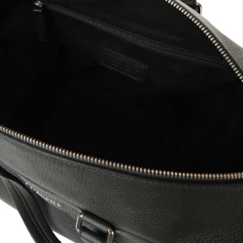Interno della borsa a mano e a tracolla Micron in pelle, mostrando tasca con zip e dettagli in pelle martellata.