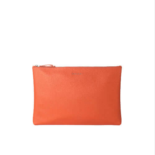 Borsa a mano portadocumenti in pelle martellata arancione, con chiusura zip, made in Italy, dimensioni 37x25x2.5 cm.