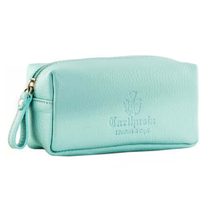 Borsello in pelle verde acqua Carthusia, 100% made in Italy, scompartimento zip, logo stampato, dimensioni 16x8x6 cm.