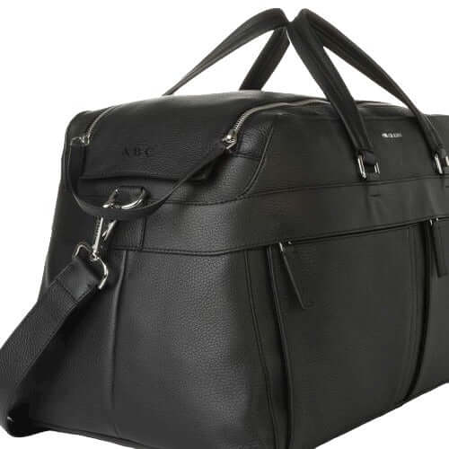Borsone da viaggio in pelle nera con tracolla regolabile, zip superiore e tasche esterne, made in Italy.