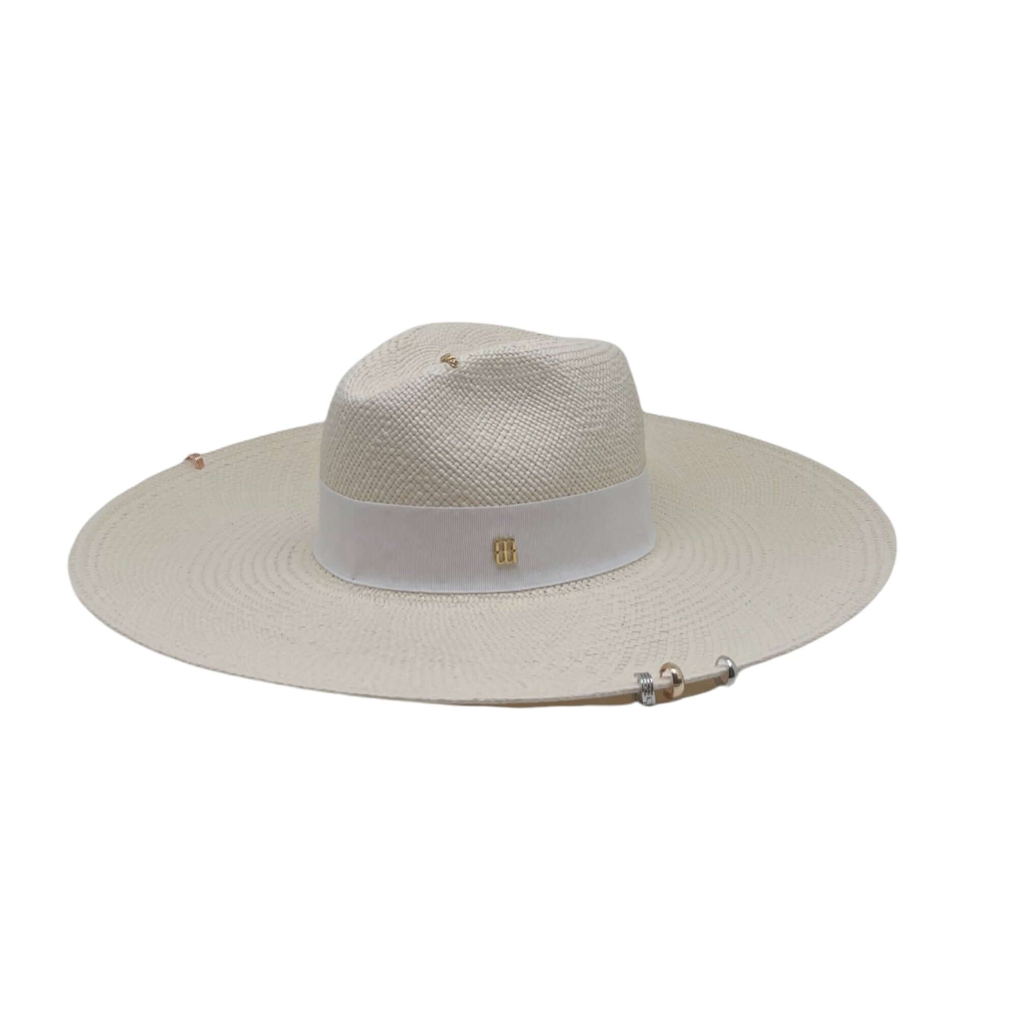 Cappello Panama moda con tesa di 9 cm, nastro gros-grain bianco e charm, prodotto artigianale, taglia 55.