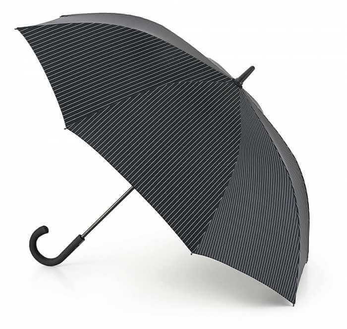Ombrello Black Steel con telaio in fibra di vetro, impugnatura gommata e grande baldacchino a righe.