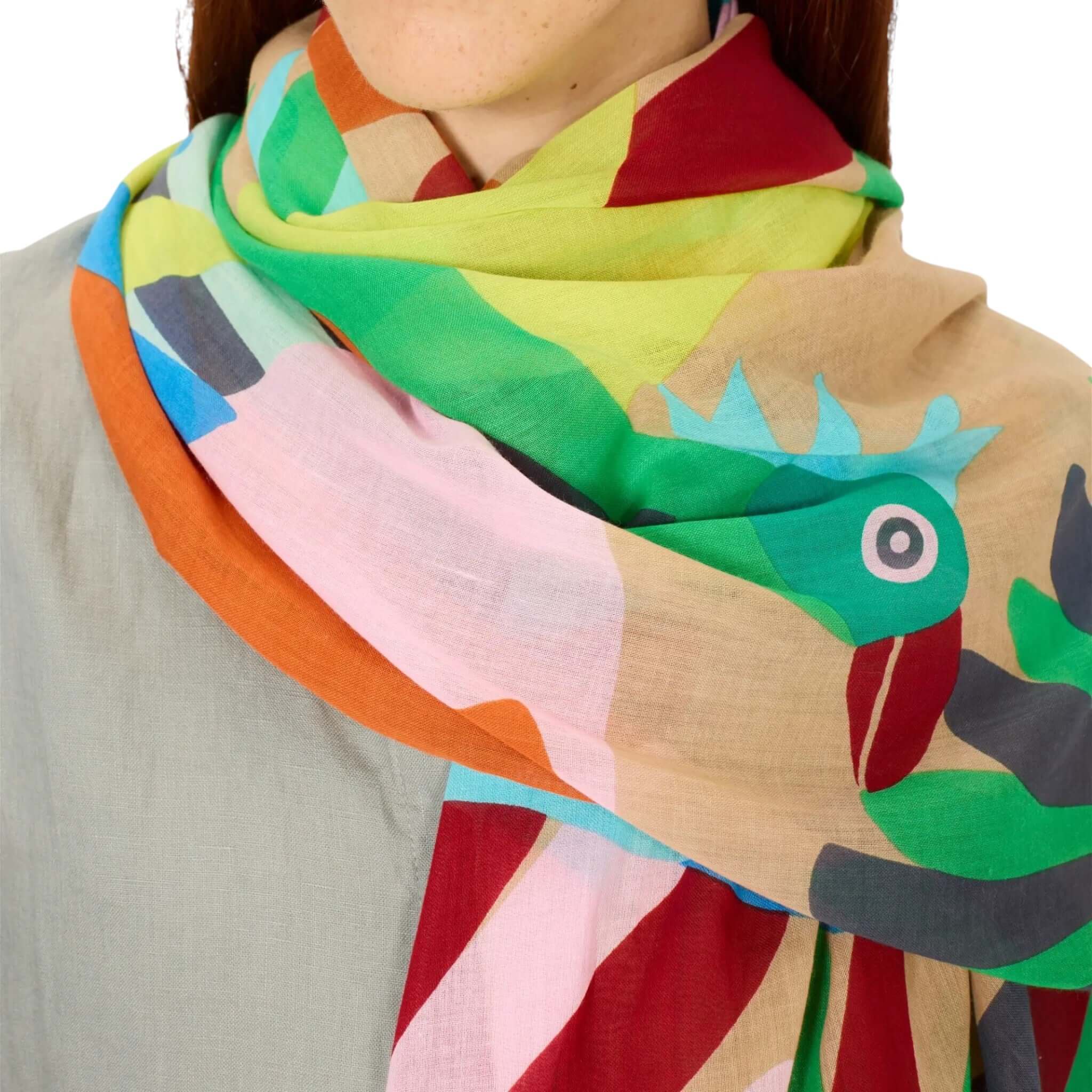 Sciarpa Voyage: sciarpa cotone colorata stampata a mano, perfetta per l'estate, indossata al collo.