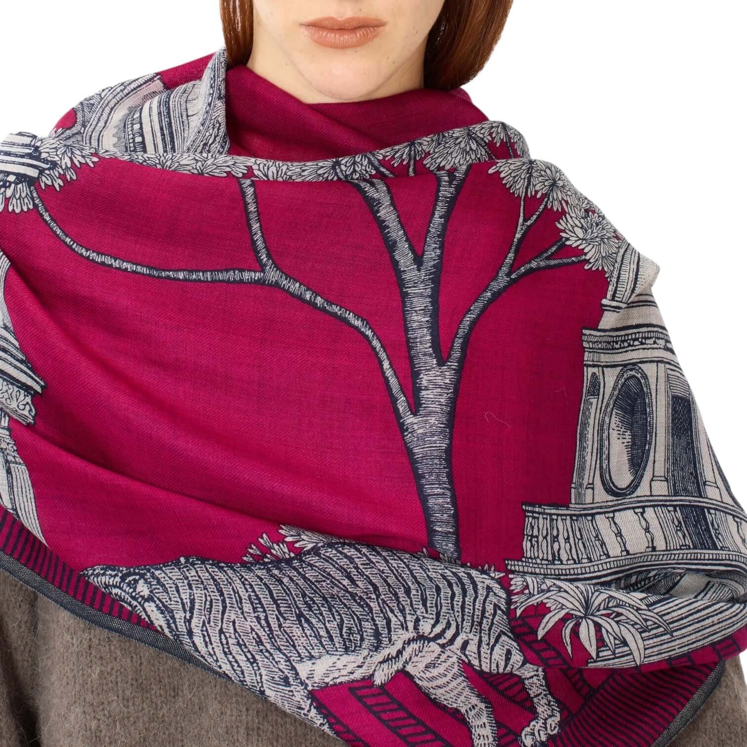 Sciarpa Mirage Fucsia leggera e comoda, con disegni creativi in tonalità vivaci, perfetta per ogni outfit.