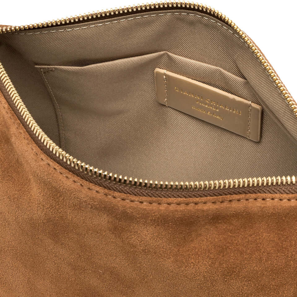NORA POUCH Gianni Chiarini interno in pelle scamosciata con zip e logo, ideale per vendita online.