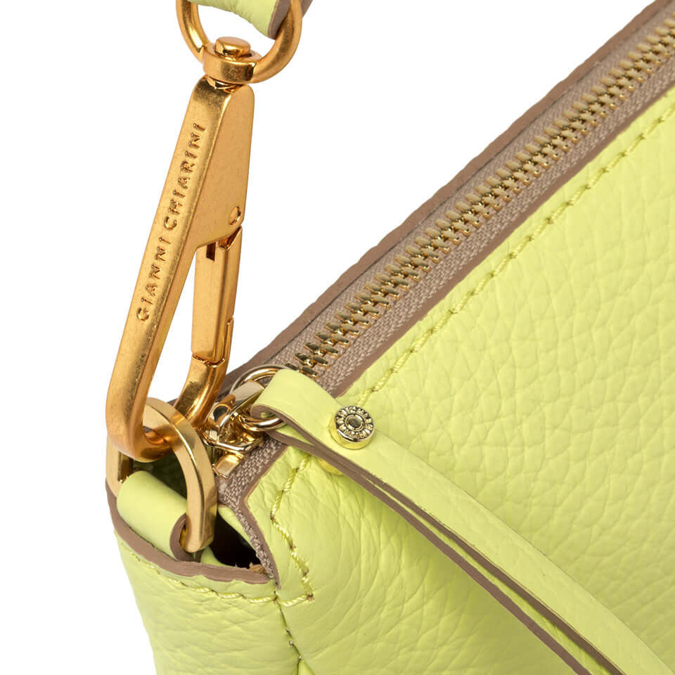 Dettaglio della borsa BROOKE di Gianni Chiarini con chiusura a zip e moschettone in oro. Colorazione gialla brillante.
