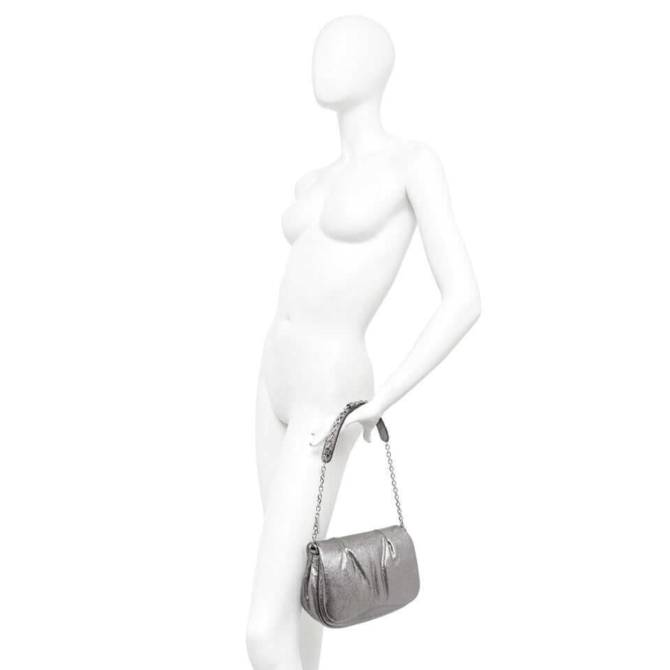 GLENDA, borsa in pelle laminata di Gianni Chiarini con tracolla a catena, elegante e chic.