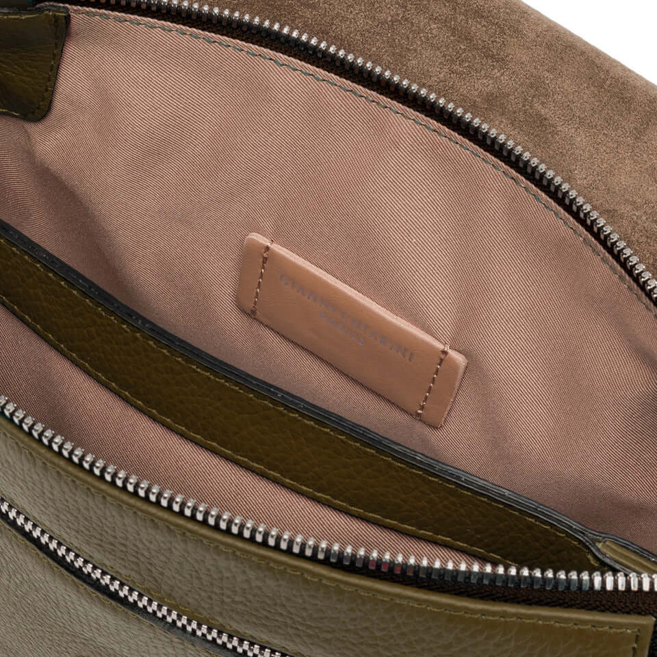 Interno della borsa THREE Gianni Chiarini con tasche e zip a contrasto, in pelle martellata di alta qualità.