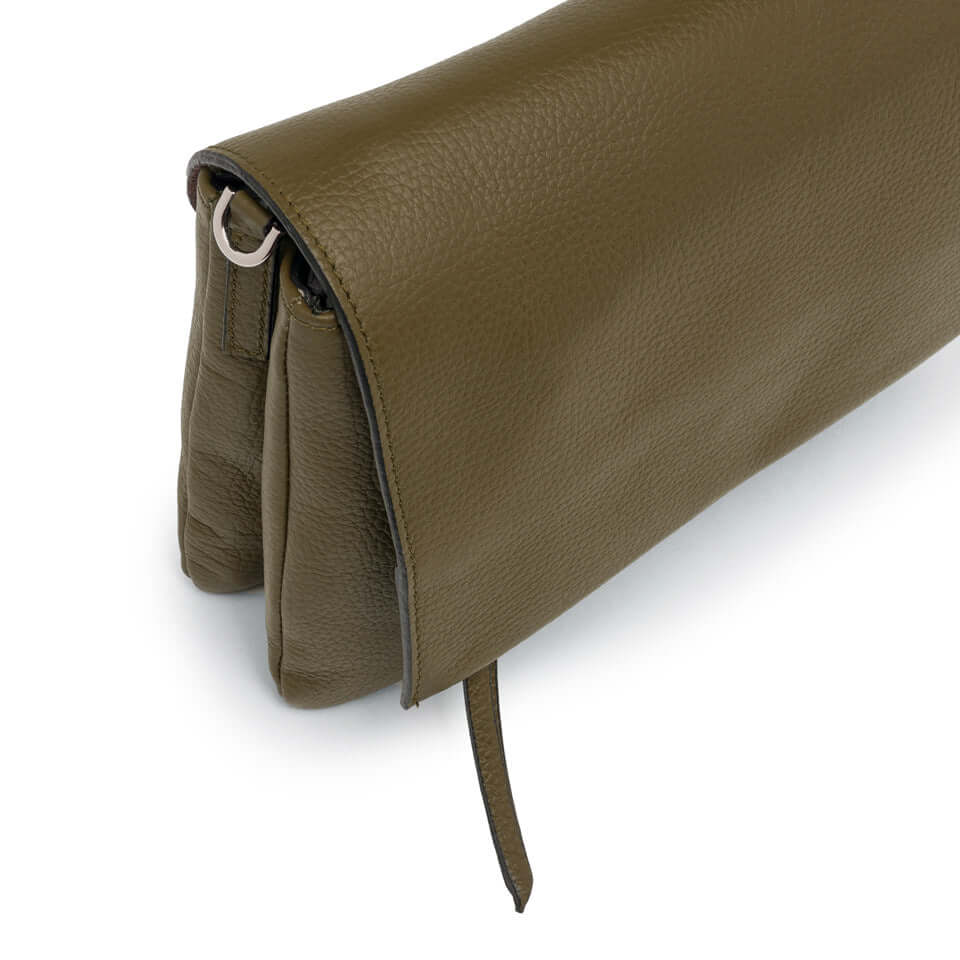 Borsa THREE Gianni Chiarini in pregiata pelle martellata, elegante e versatile, ideale per look casual e serate speciali.