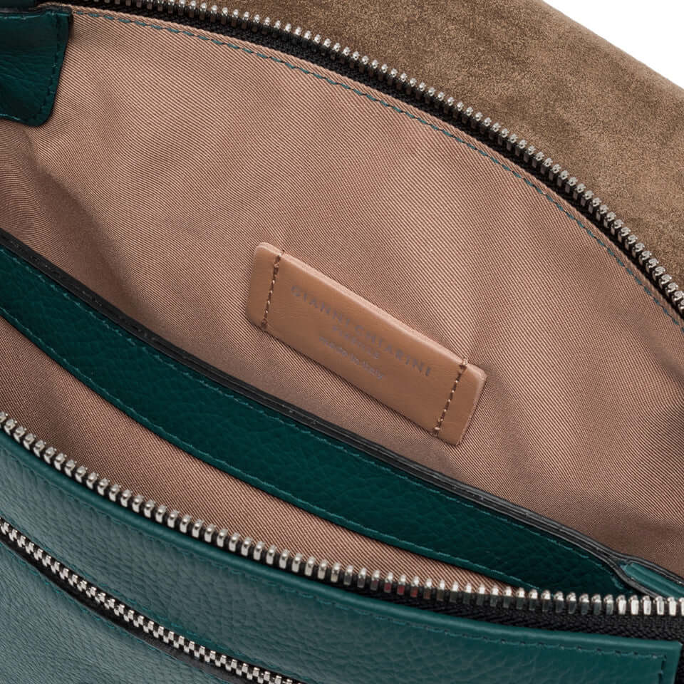 Interno della borsa THREE Gianni Chiarini con dettagli in pelle e tasche, ideale per occasioni casual ed eleganti.