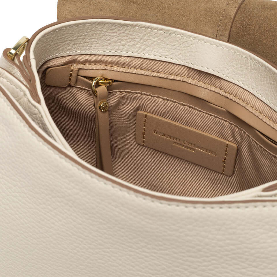 Interno della borsa HELENA ROUND di Gianni Chiarini con dettagli in pelle e tasche organizzative.