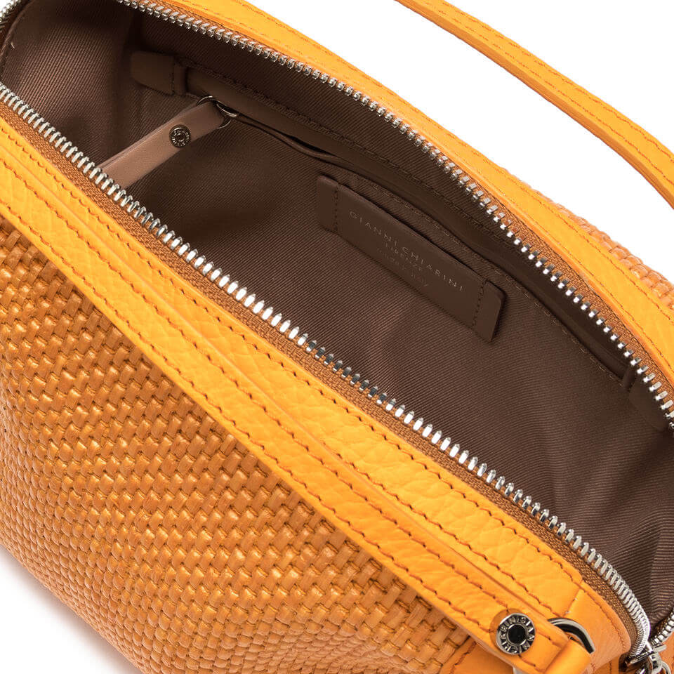 Interno della borsa ALIFA in paglia intrecciata di Gianni Chiarini, color arancione, compatta e leggera.