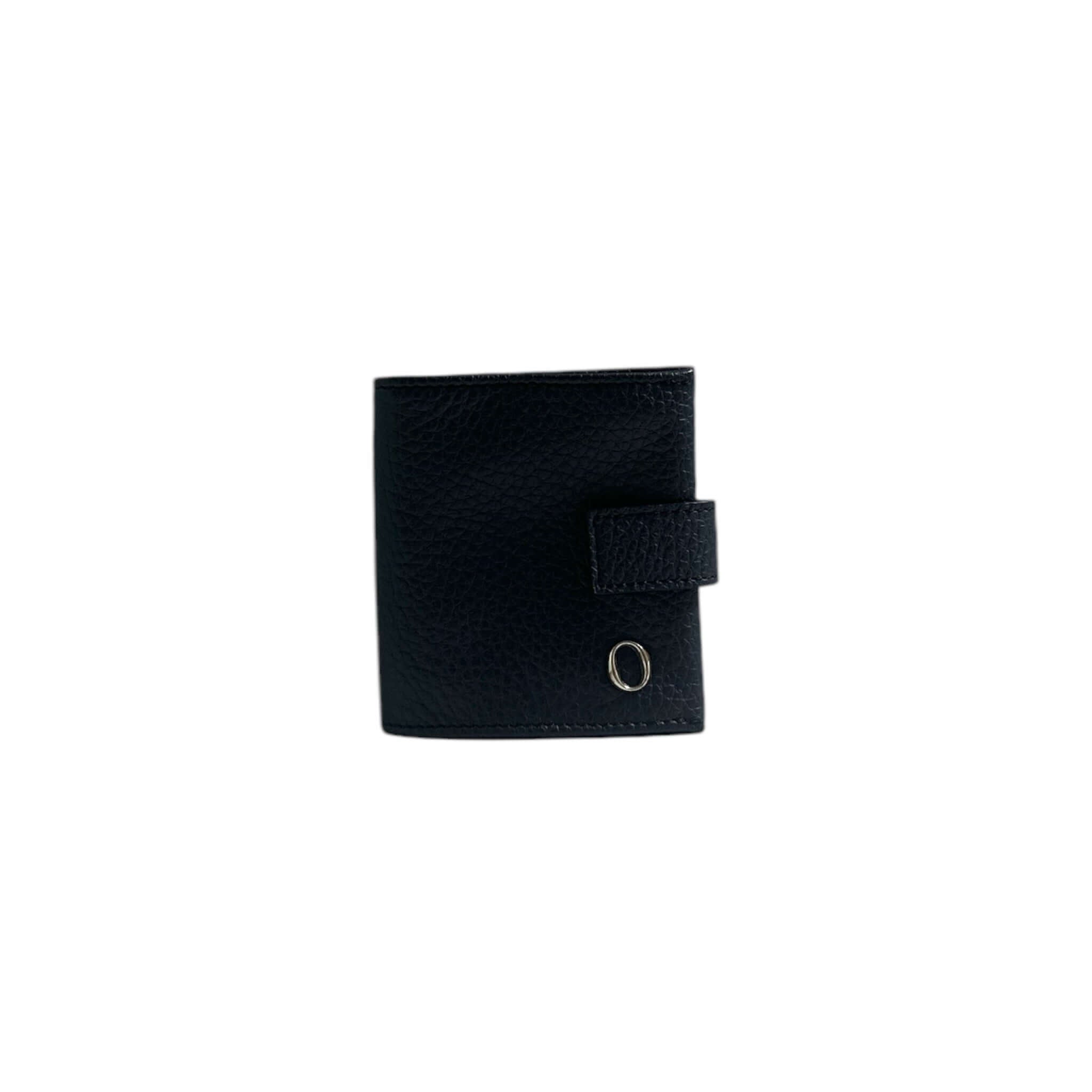 Portamonete Micron in pelle martellata nera con chiusura a bottone, elegante e pratico per custodire le monete.