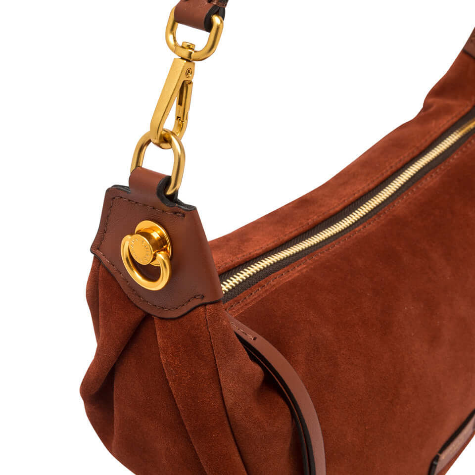 Dettaglio della borsa Aisha in pelle scamosciata con chiusura zip, manico dorato e design moderno di Gianni Chiarini.