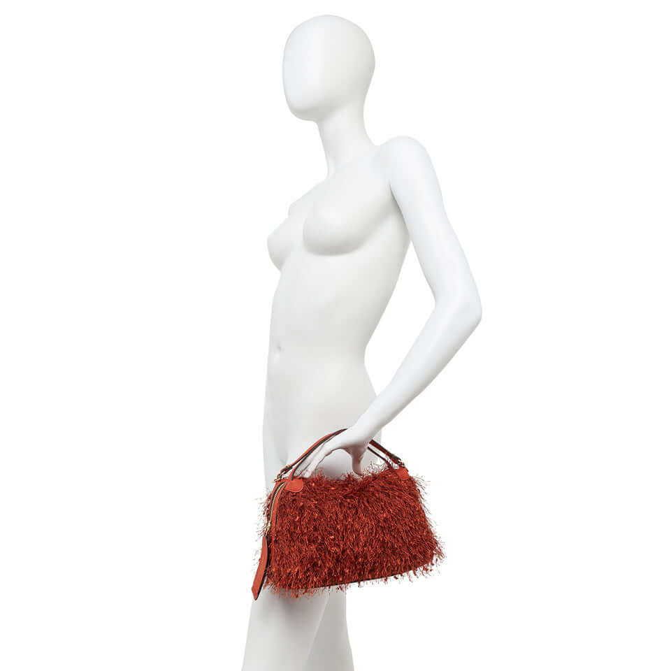 Borsa a mano Alifa di Gianni Chiarini, realizzata in tessuto sfrangiato, elegante e pratica, ideale per ogni occasione.