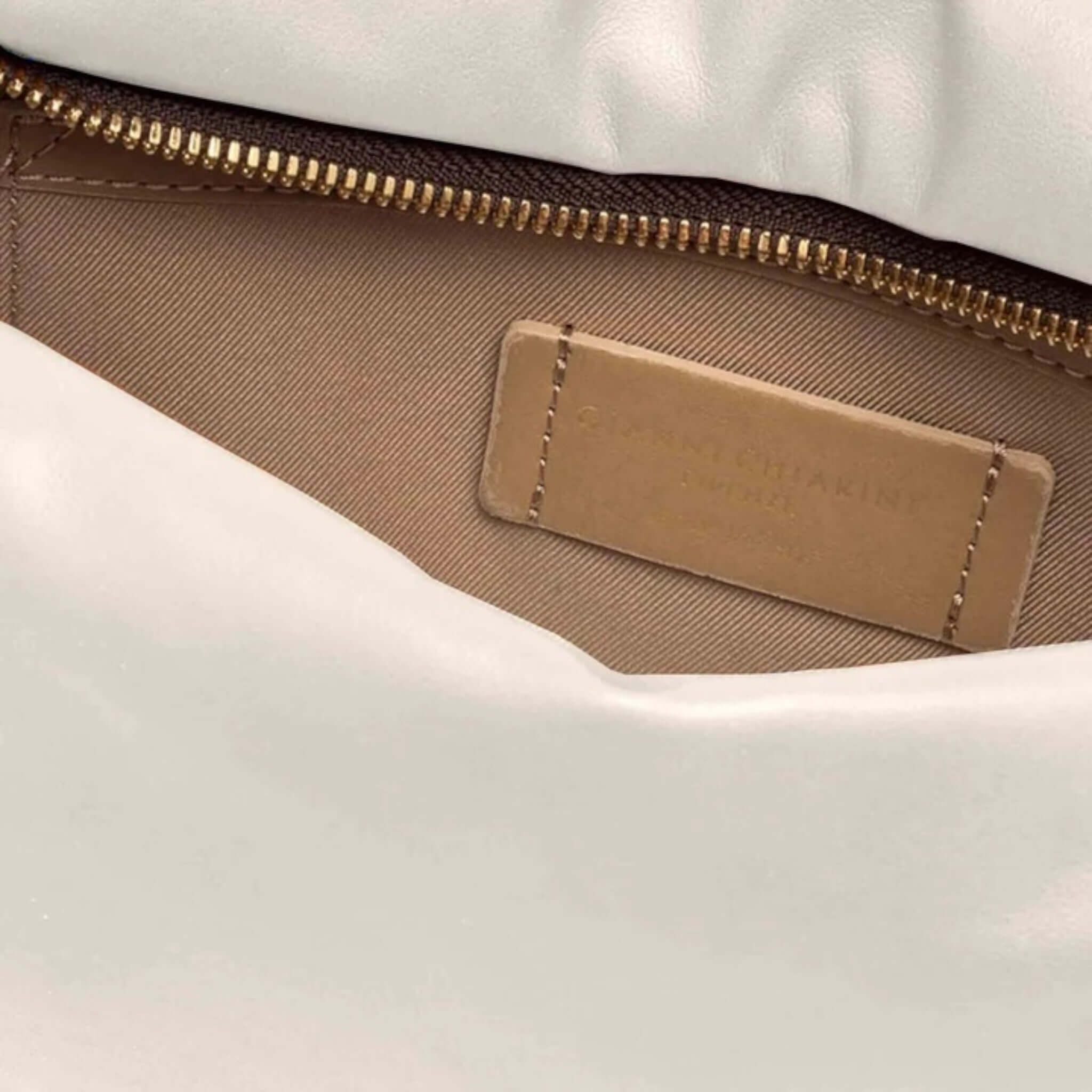 Interno della clutch ALLEGRA di Gianni Chiarini, con chiusura zip e etichetta logo.