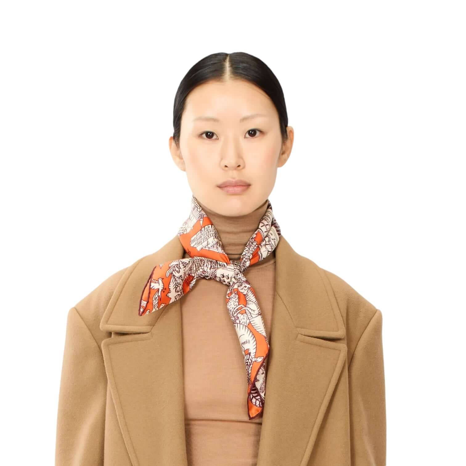 Woman wearing Foulard Quadrato Turgot Orange, a versatile 70x70 cm scarf, perfect for various outfits.