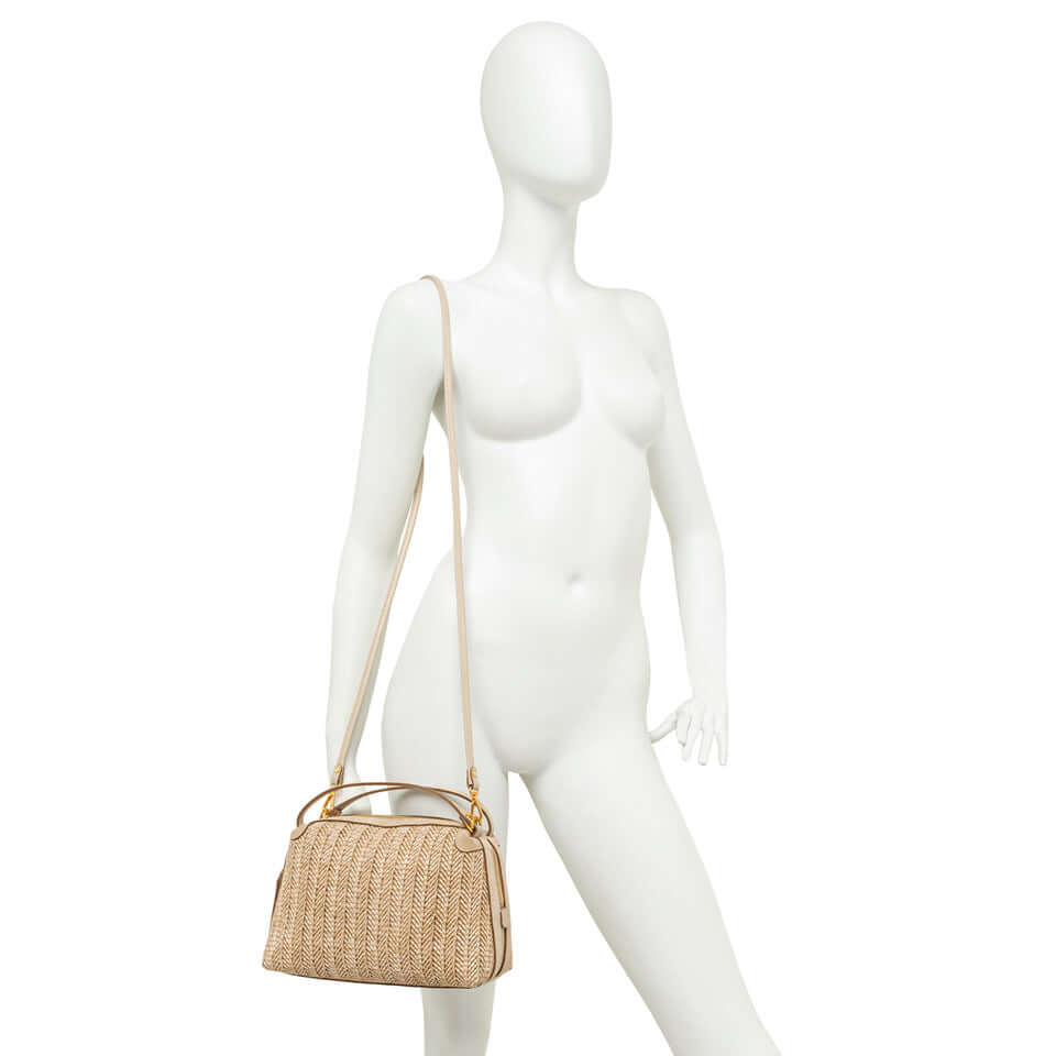 Borsa Alifa di Gianni Chiarini, in paglia intrecciata, leggera e spaziosa, perfetta per l'estate.