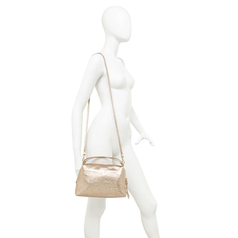 Borsa ALIFA di Gianni Chiarini, in suede metallizzato, leggera e sofisticata, perfetta per ogni occasione.