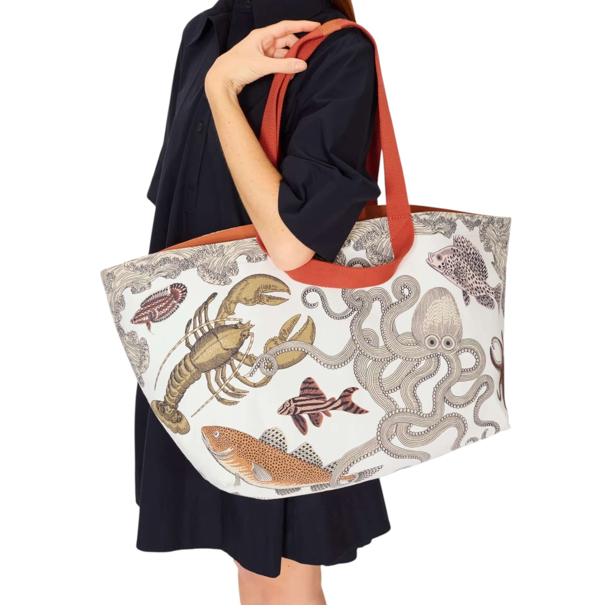 Borsa Carrier Poseidon con grafica di pesci e creature marine, perfetta per spiaggia e sport, con manici rossi.