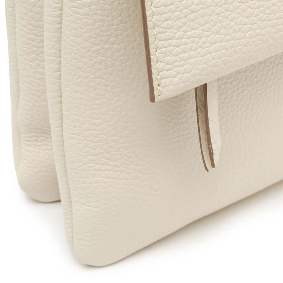 Dettaglio della borsa THREE di Gianni Chiarini, realizzata in pelle martellata, con zip a contrasto e patta.