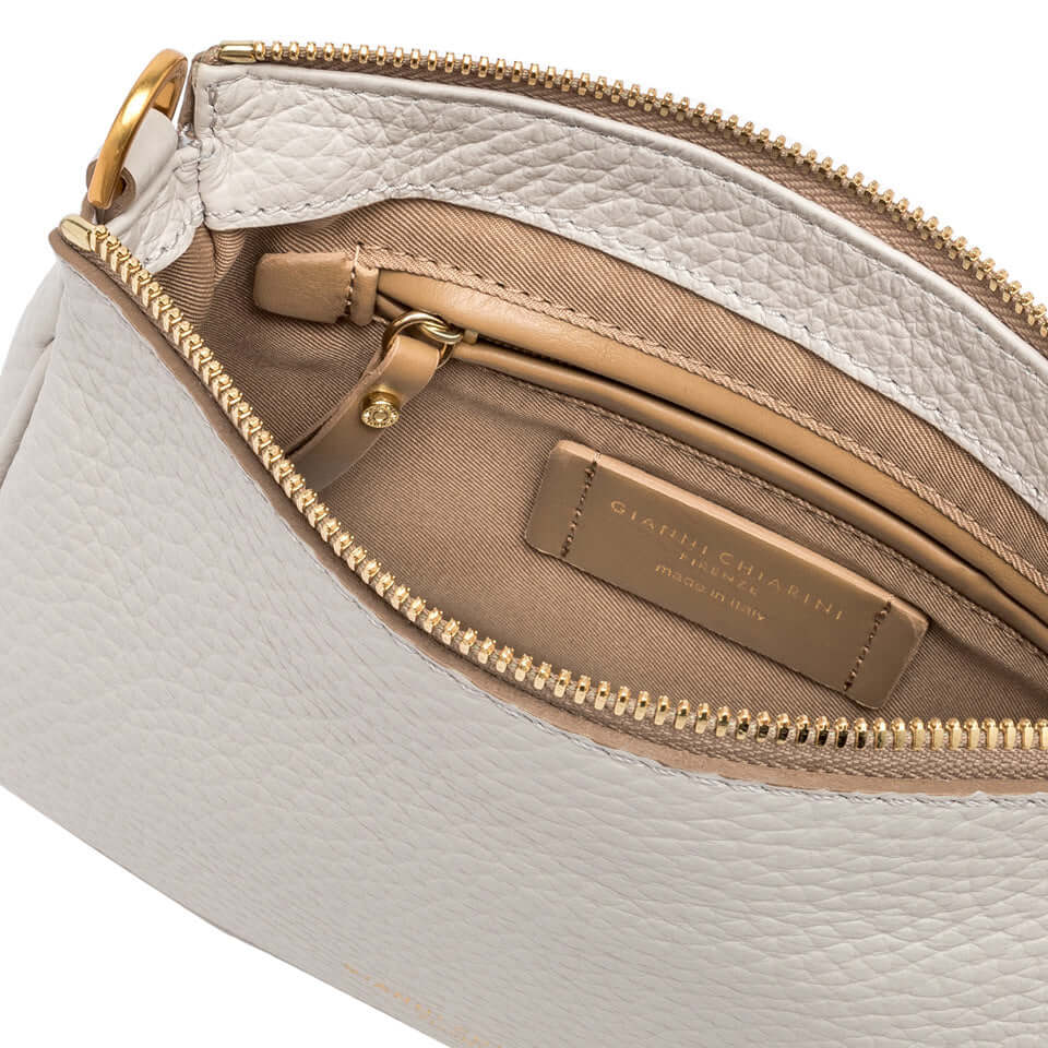 Interno della borsa BROOKE di Gianni Chiarini, realizzata in pelle con zip e dettagli eleganti.