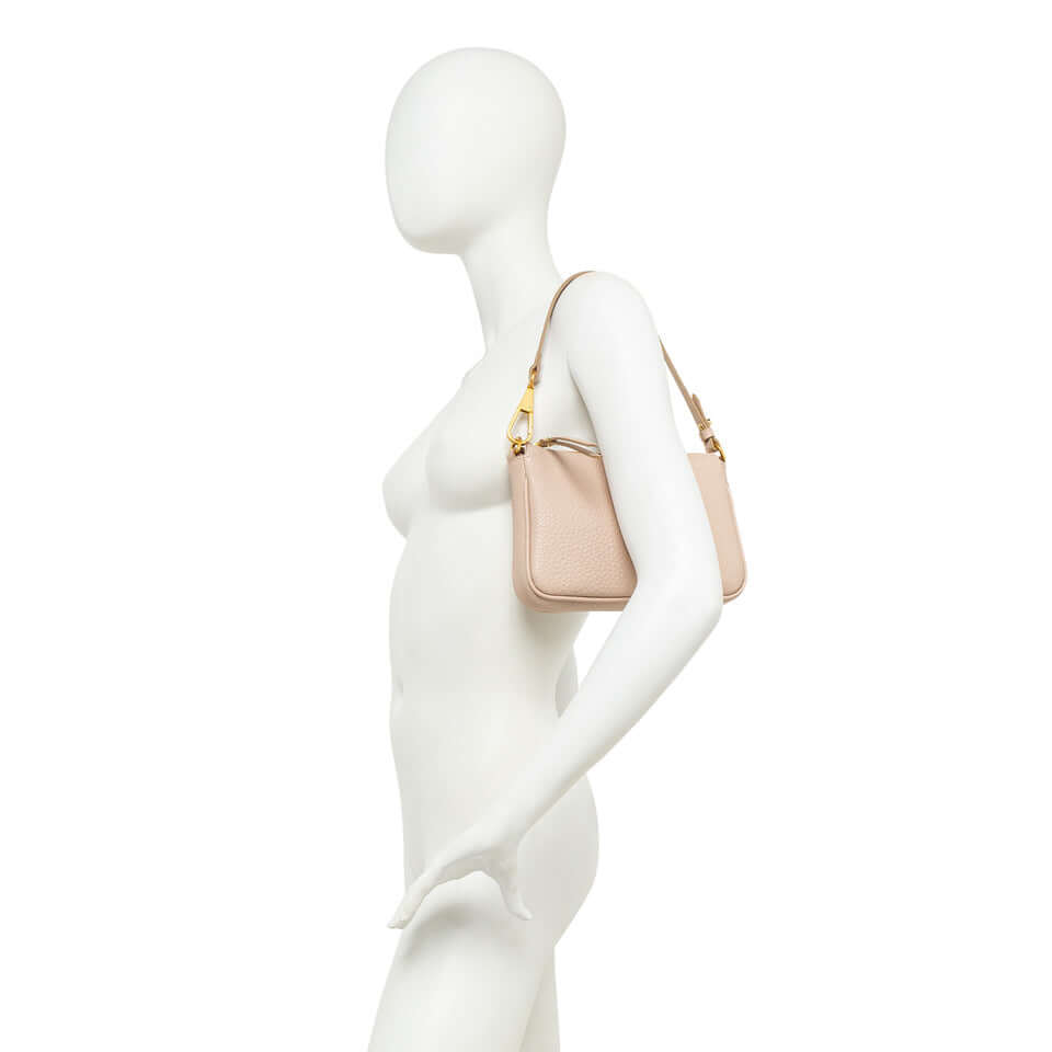 Brooke by Gianni Chiarini Firenze, elegant leather bag with removable handle and zip closure on mannequin.