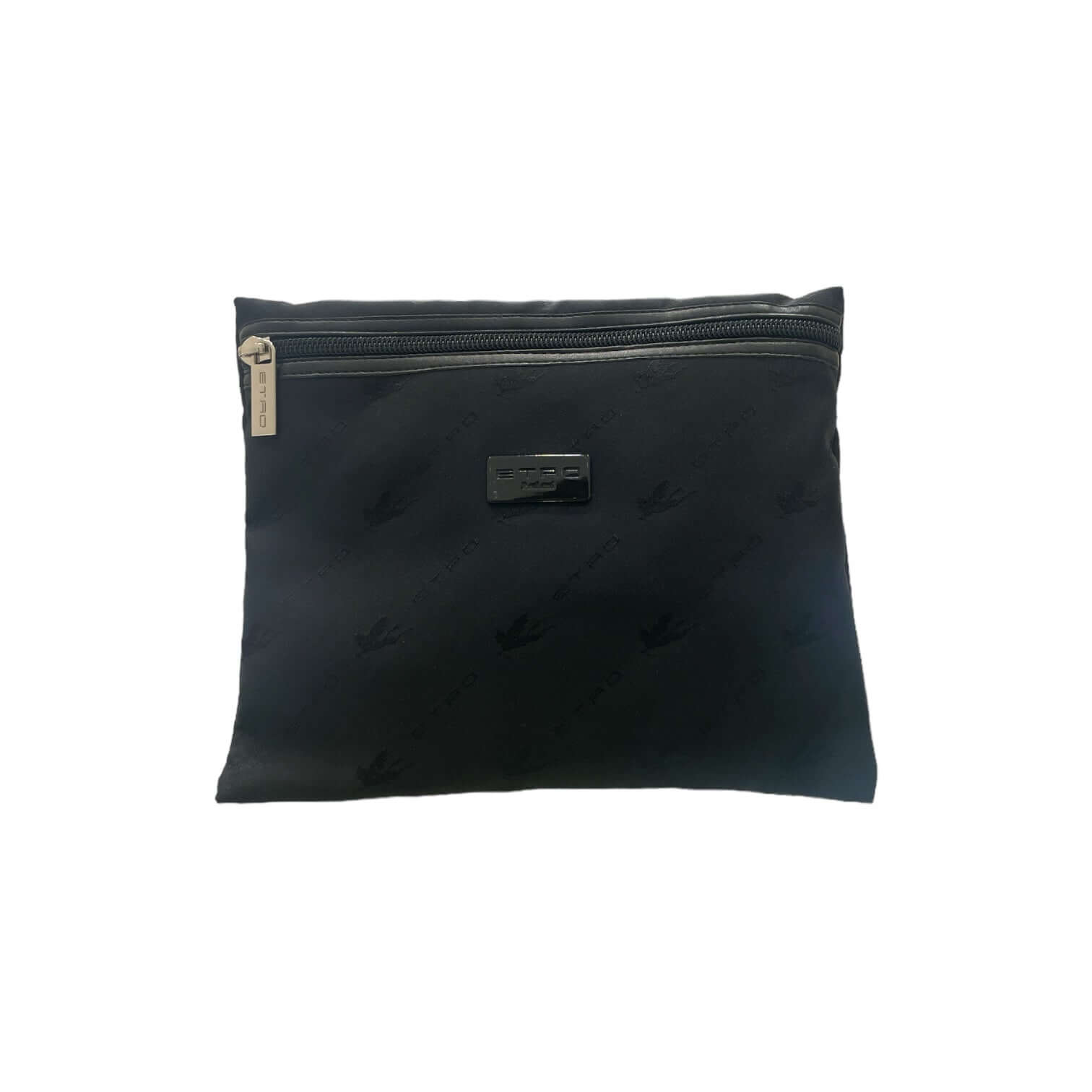 Busta uomo nera in nylon con zip frontale, logo ETRO, dimensioni 23x19x0,5 cm, design elegante e pratico.