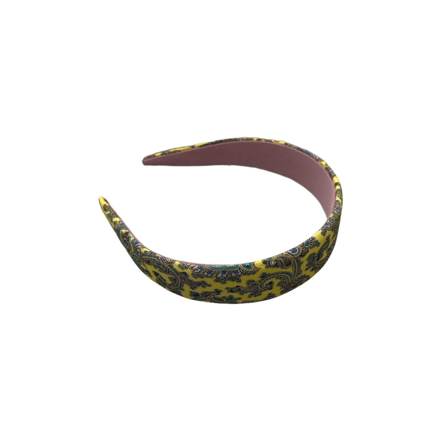 Cerchietto largo piatto in seta e poliestere con design colorato, ideale per un look elegante e ordinato.