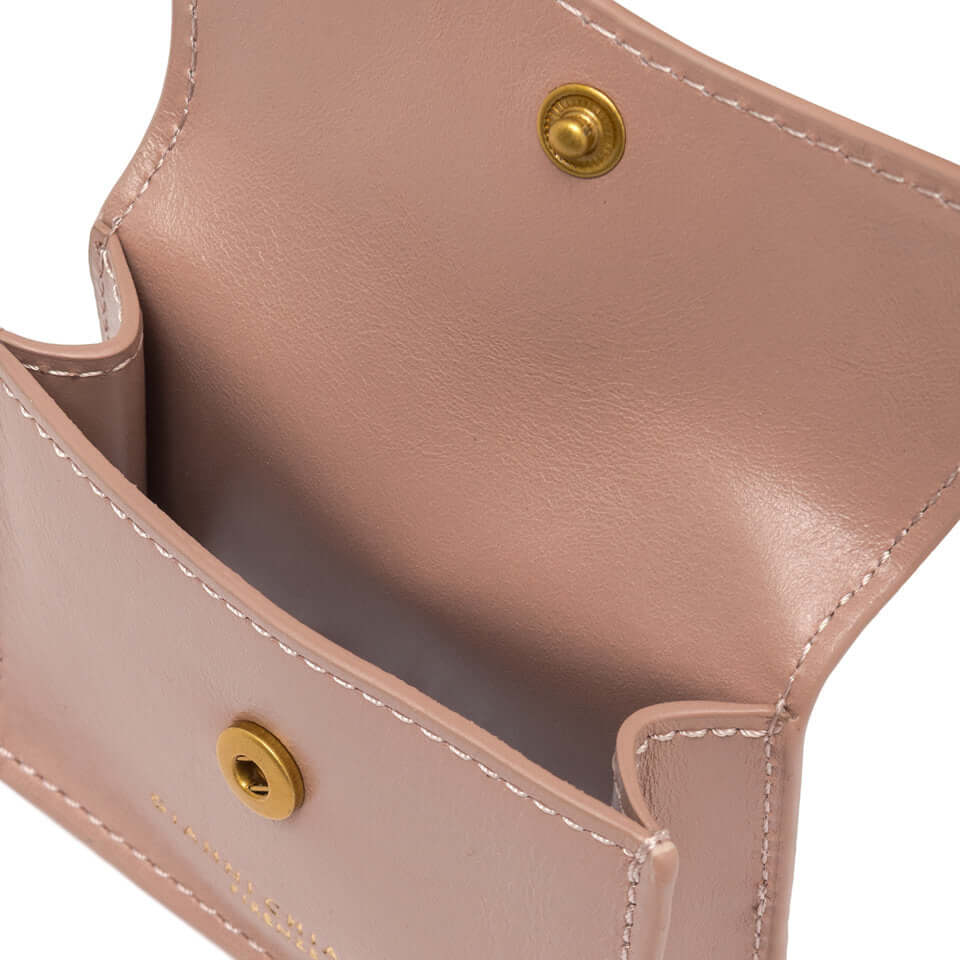 Interno del charm Gianni Chiarini in pelle stropicciata, design chic e vintage per borse e accessori.