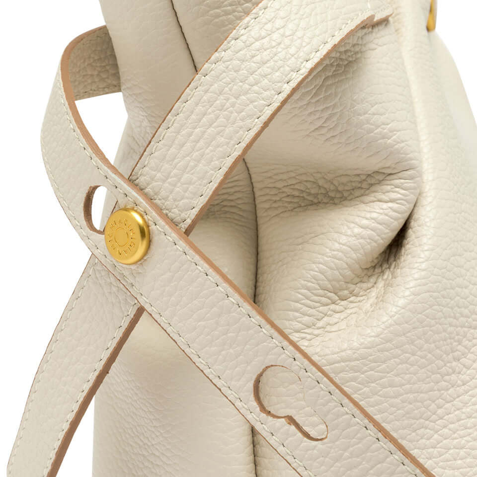 Dettaglio della borsa CLAUDETTE in pelle martellata di Gianni Chiarini con lacci laterali e chiusura in metallo.