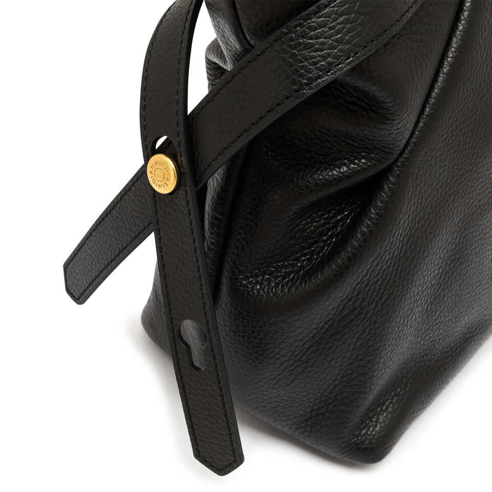 Dettaglio della borsa CLAUDETTE in pelle martellata di Gianni Chiarini, con lacci laterali e chiusura distintiva.