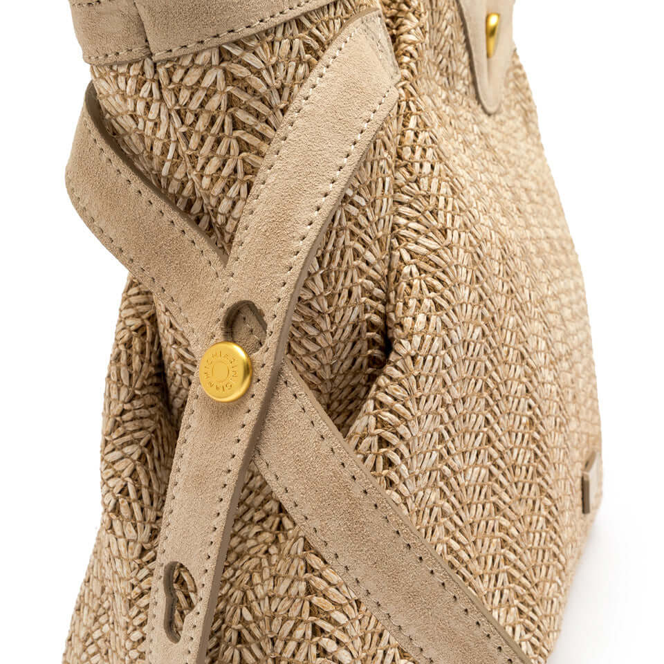 Dettaglio della borsa CLAUDETTE in paglia intrecciata con manici in pelle scamosciata, brand Gianni Chiarini.