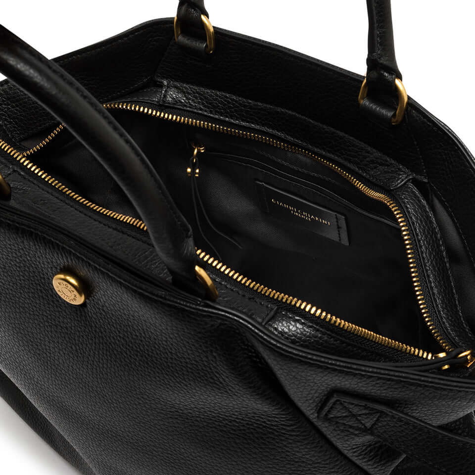 Interno della borsa CLAUDETTE Gianni Chiarini in pelle martellata, dettagli in metallo e tracolla regolabile.