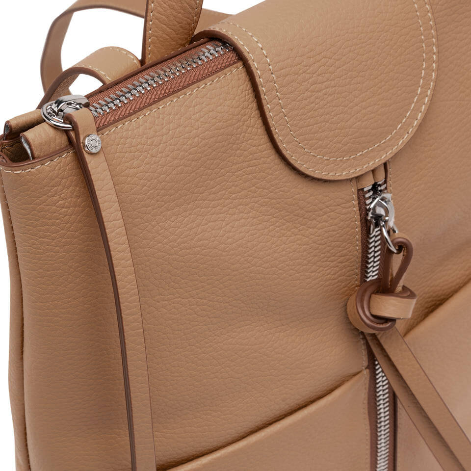 Dettaglio dello zaino GIADA in morbida pelle martellata con zip, firmato Gianni Chiarini Firenze.