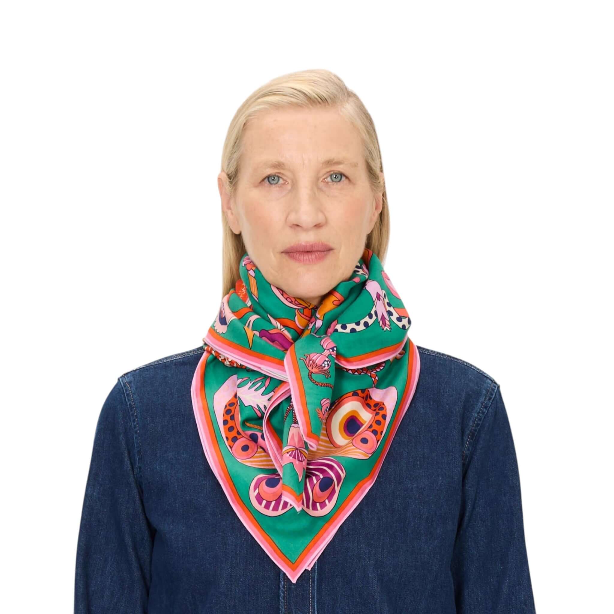Foulard Quadrato Botanique indossato, con design colorato e raffinato, perfetto per moda e accessori.
