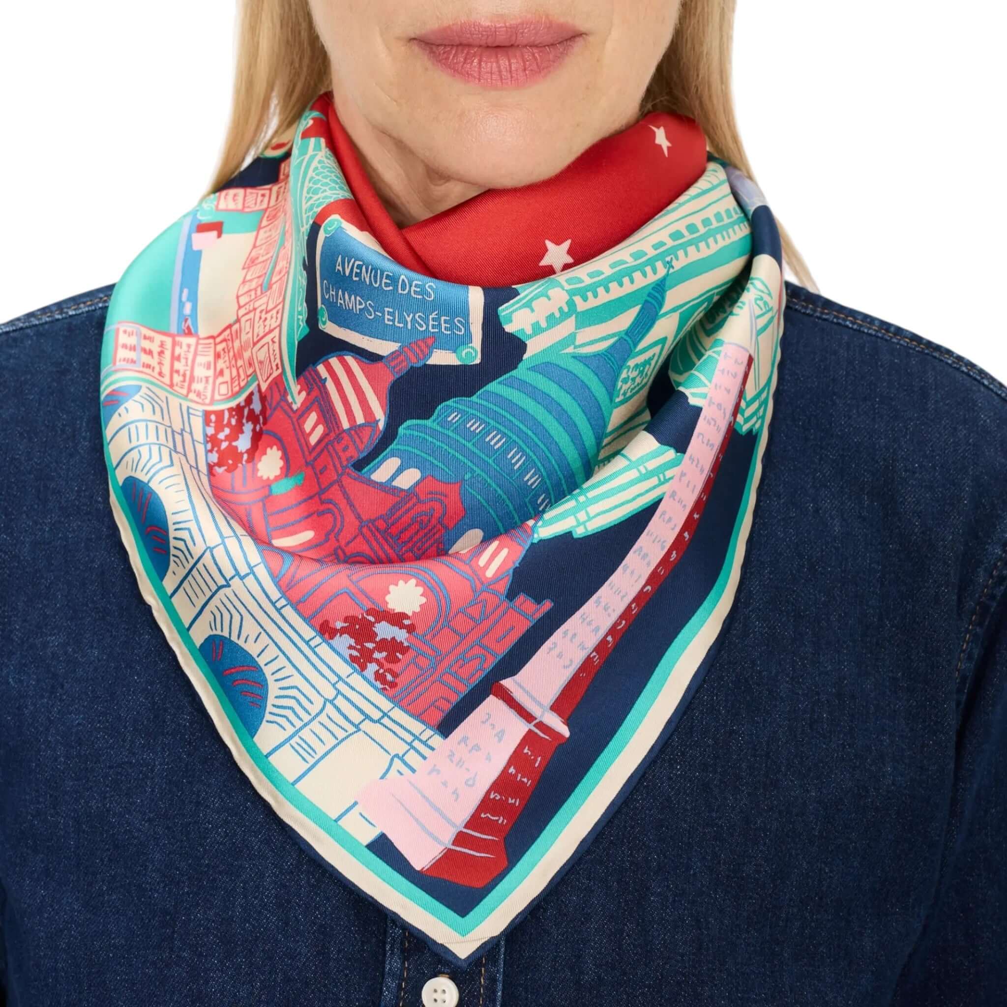 Foulard quadrato J'aime Paris, in seta con design Avenue des Champs-Élysées, indossato con stile.