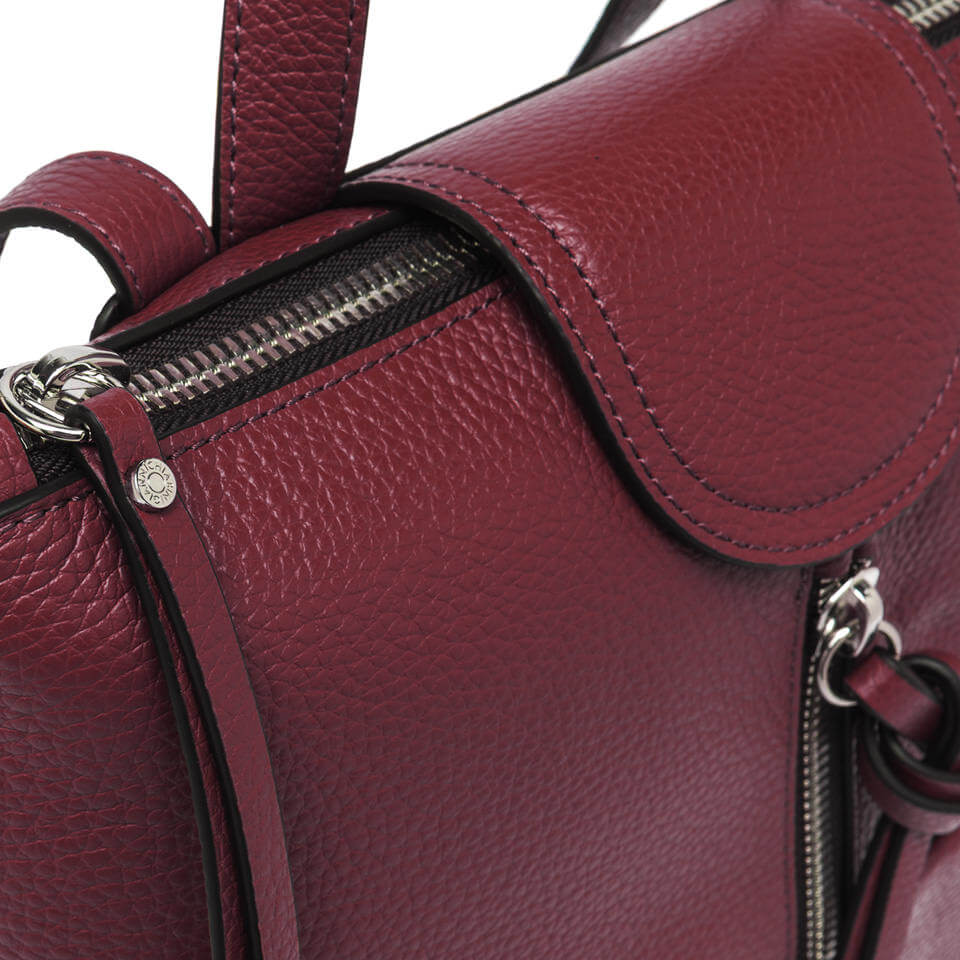 Dettaglio dello zaino GIADA in pelle martellata di Gianni Chiarini, con dettagli di chiusura e manico elegante.