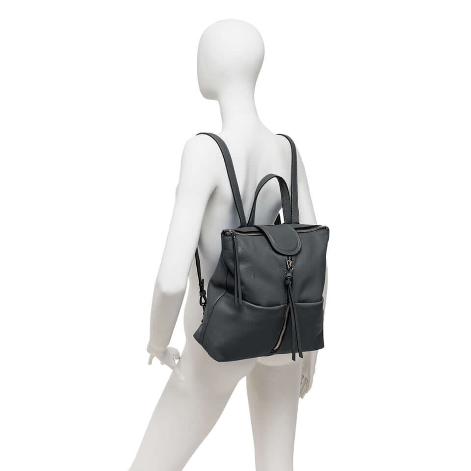 GIADA zaino Gianni Chiarini in pelle martellata, funzionale con tasche e chiusura zip.