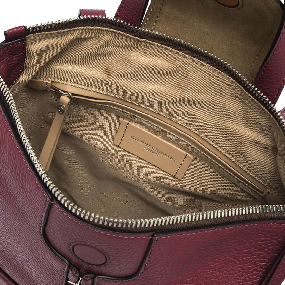 Interno dello zaino GIADA di Gianni Chiarini con tasca con zip e organizzazione pratica.