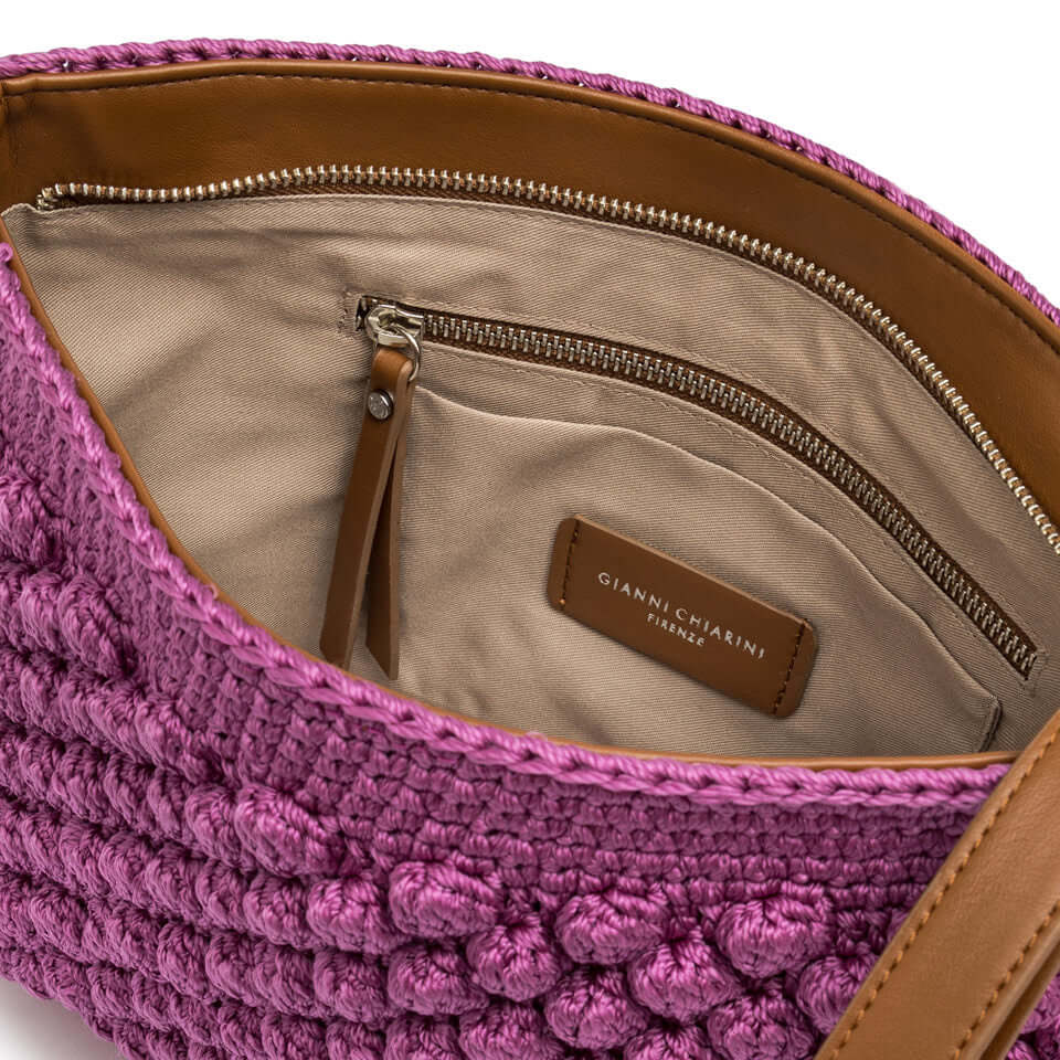 Interno della pouch BELLA di Gianni Chiarini Firenze in tessuto bubble, dettagli in pelle, con tasca zip e tracolla.