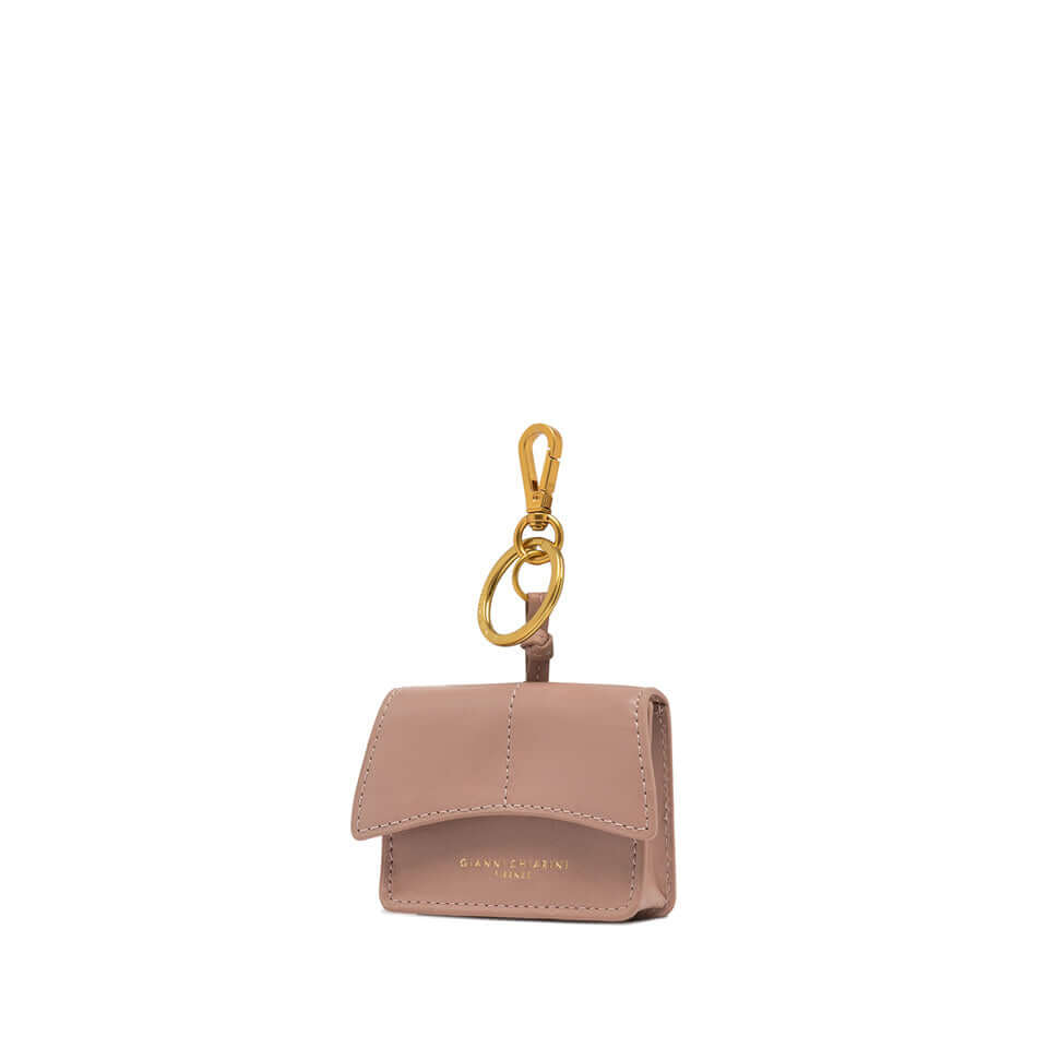 Charm Gianni Chiarini in pelle stropicciata, con moschettone logato e design vintage, accessorio chic per borse.