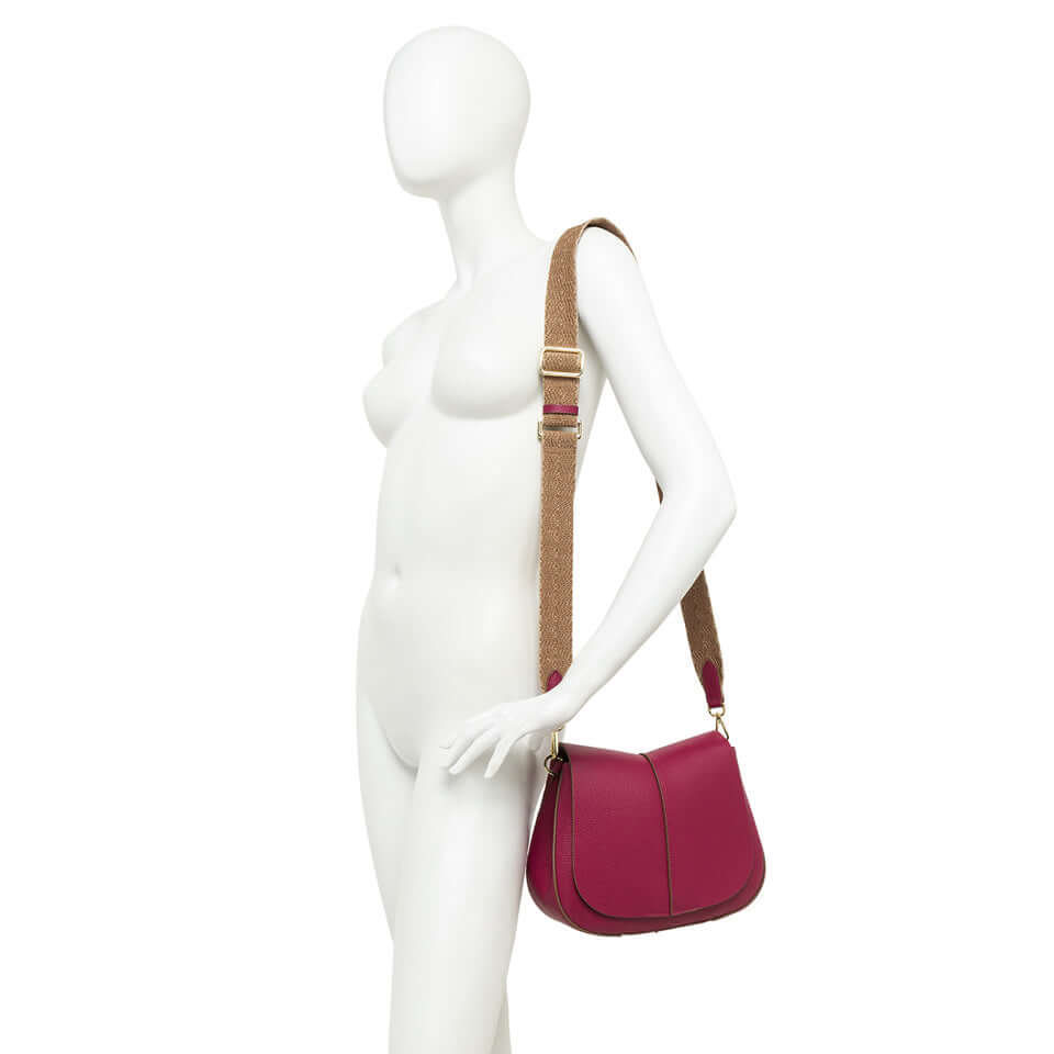 Modello Helena Round di Gianni Chiarini, borsa in pelle fucsia con tracolla, design contemporaneo e versatile.