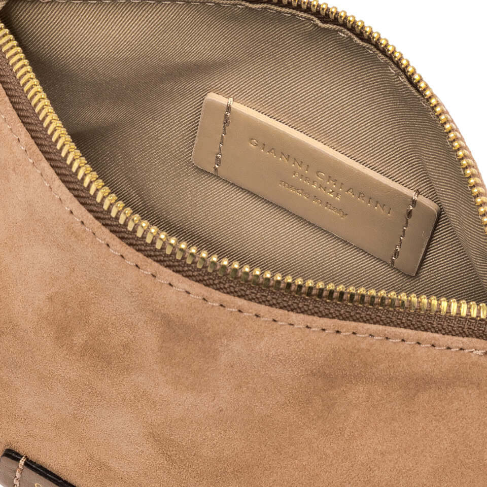 Interno della borsa NORA POUCH di Gianni Chiarini, in pelle scamosciata, con etichetta del brand.