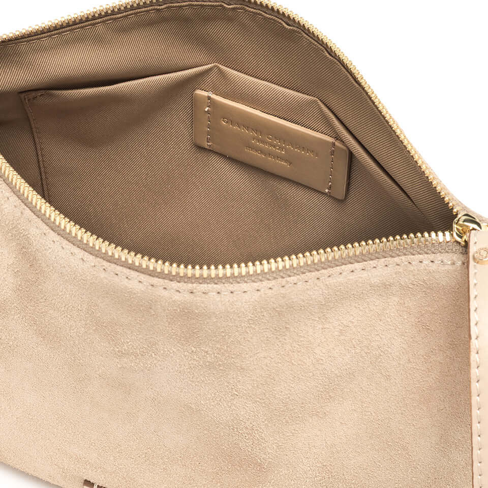 Interno della borsa NORA POUCH di Gianni Chiarini, con chiusura a zip e etichetta logo.