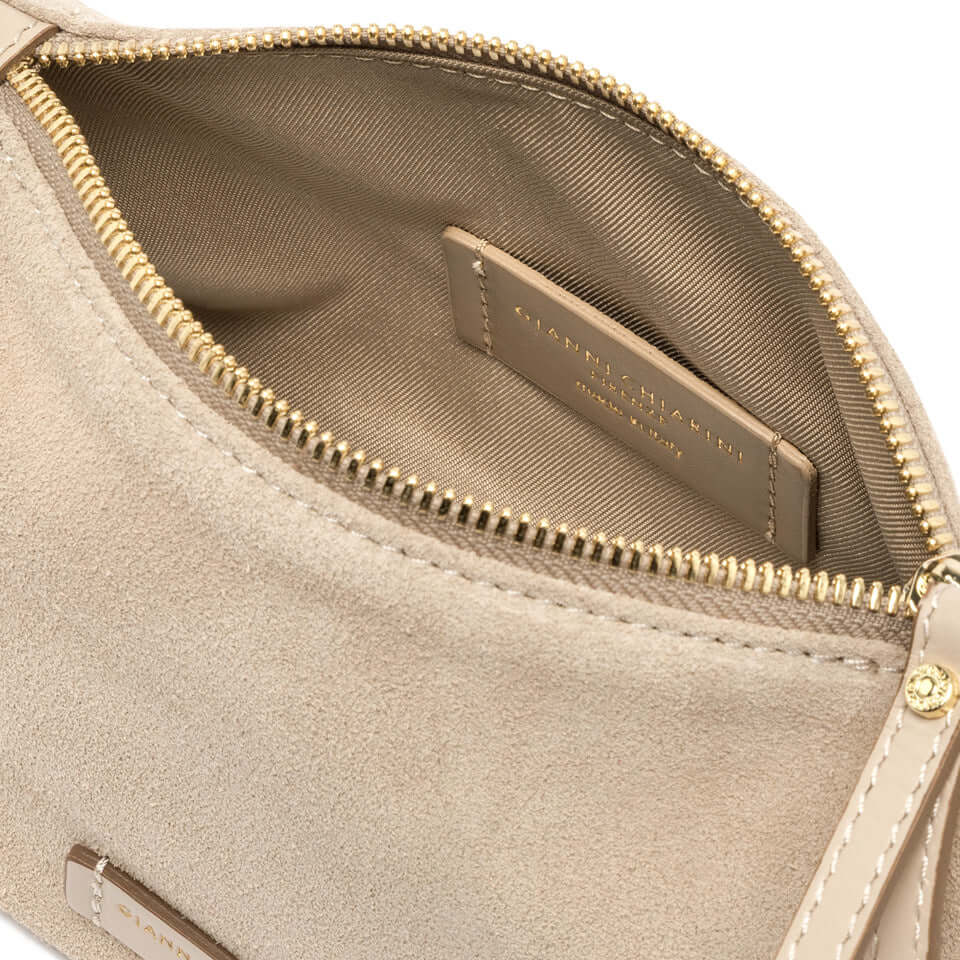 Interno della borsa NORA POUCH di Gianni Chiarini in morbida pelle scamosciata con chiusura zip.